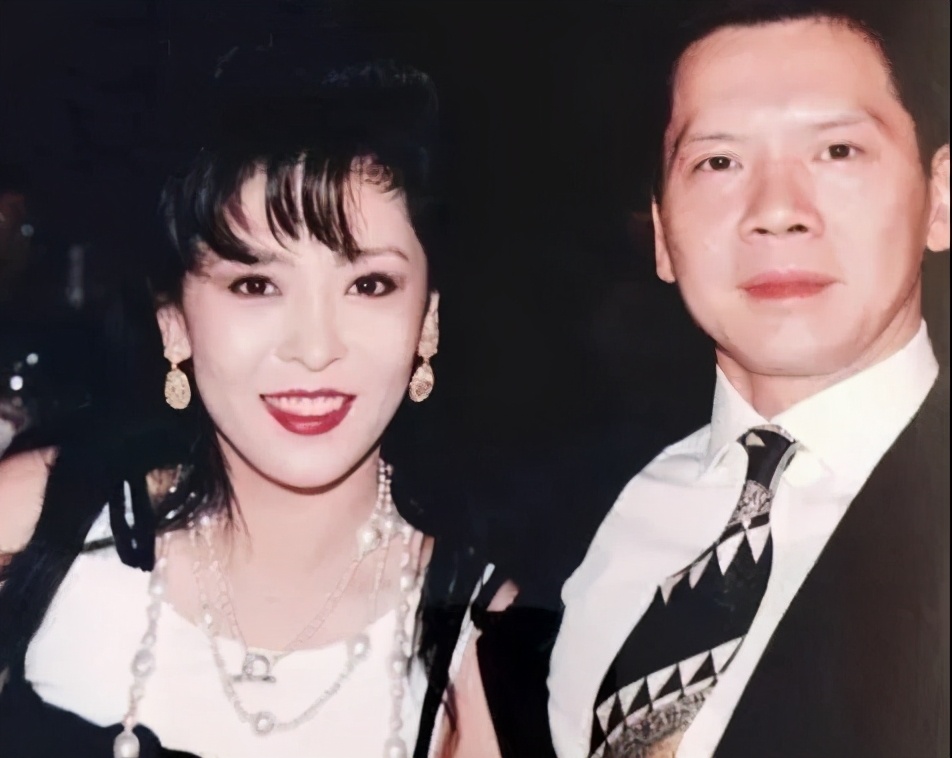 李小龙传奇最后他跟谁结婚了,李小龙的两位红颜知己