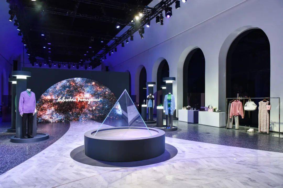 献礼影片《革命者》《1921》上映、菲拉格慕发布2021冬季系列...