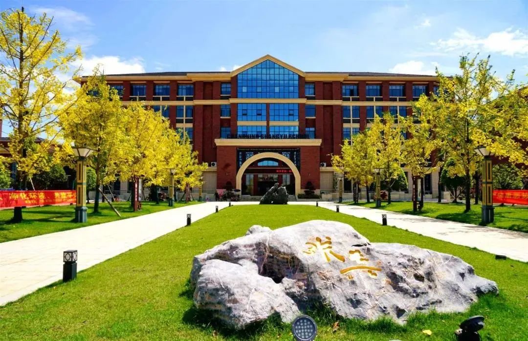 衡阳市八中和衡阳市成章离多远,衡阳成章八中好吗