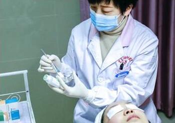 别怕,不是你一个人在战“痘”