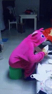 搞笑GIF开心一刻:姑娘你晚上睡觉,你要小心你家这只猫