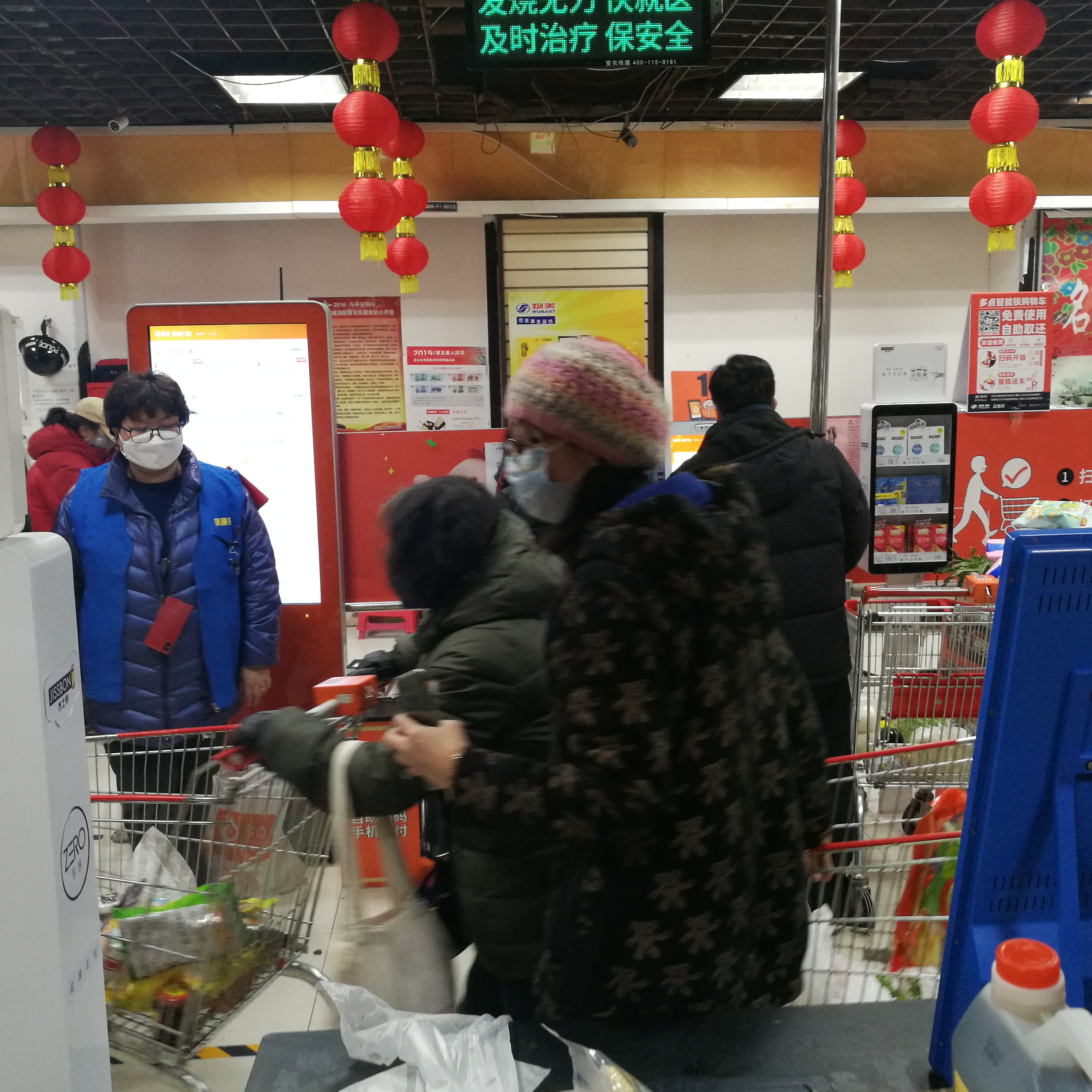北京超市自助结账软件,超市顾客排长队购物