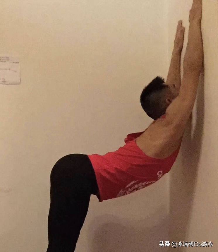 “教练，为啥我蝶泳屁股露不出水面？”“来，给你分析几个原因”
