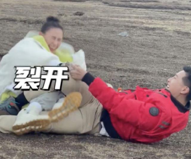 曝何超莲和窦骁,何超莲与窦骁雪山玩摔跤
