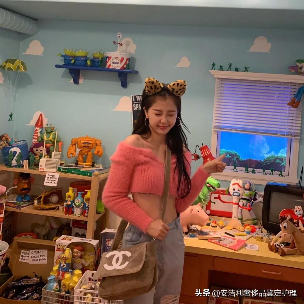 元气少女虞书欣,虞书欣日常百搭斜挎包