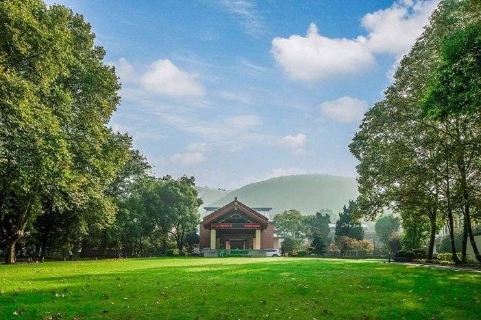 巢湖深业温泉假日度假酒店几星,巢湖汤池温泉吃住一条龙哪家好