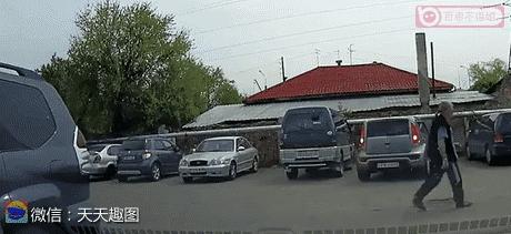 搞笑gif目光全在腿上了,爆笑gif动图我们一起出去霸气一点