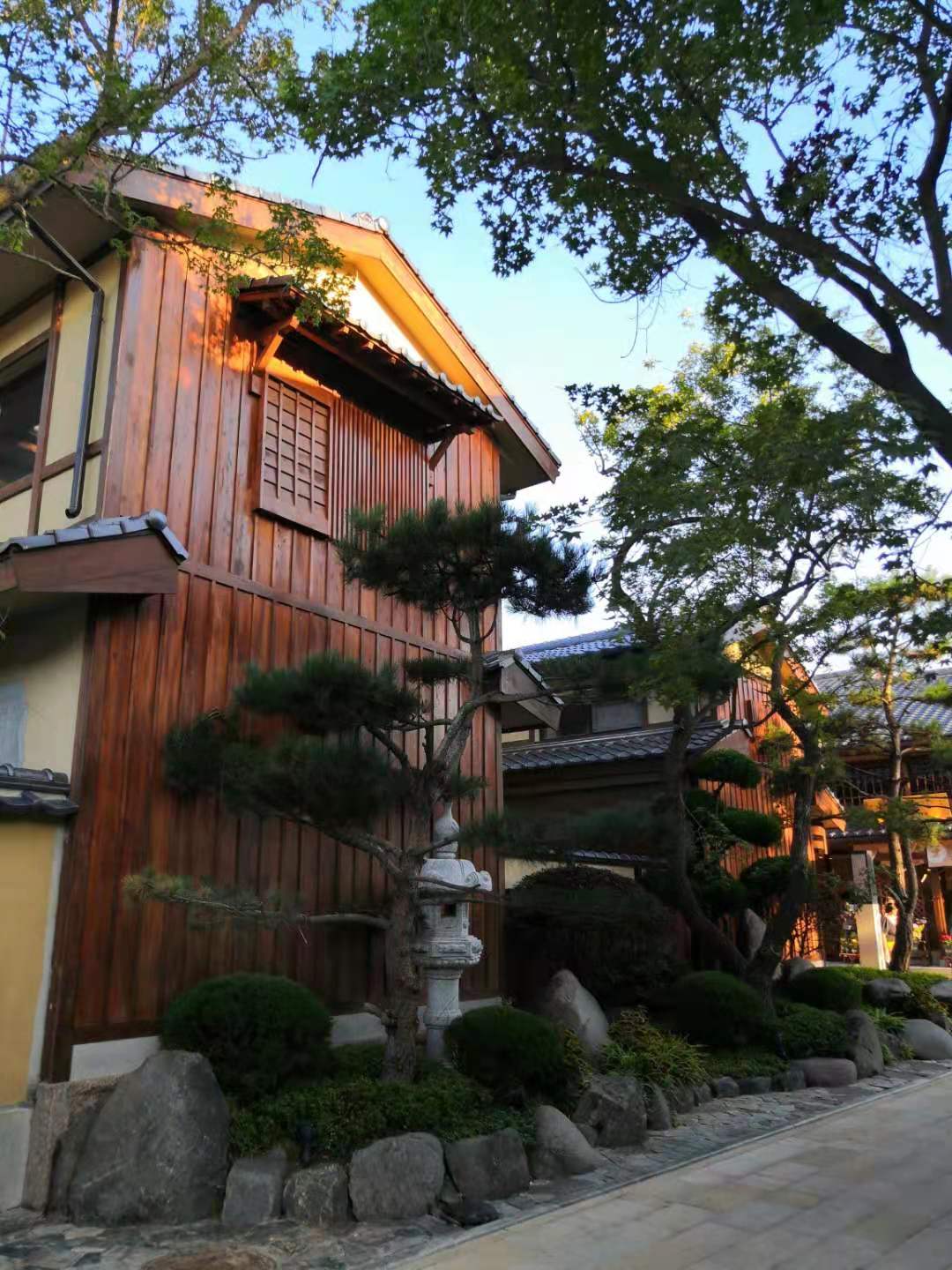 大连为何斥巨资建设日本风情街,大连人主场高喊勿忘国耻