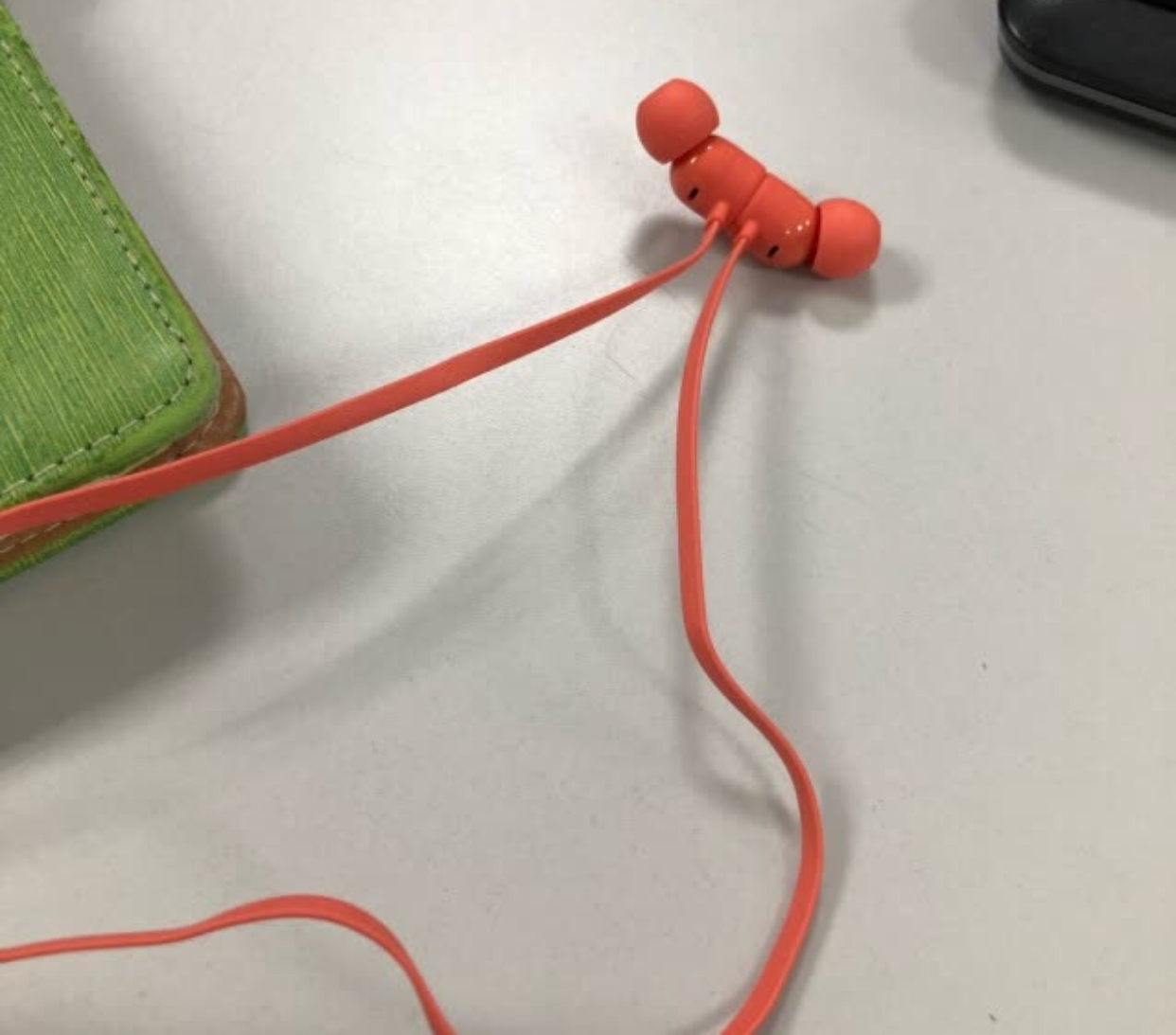 Beats珊瑚色入耳式耳机测评，摆脱线缆缠结烦恼