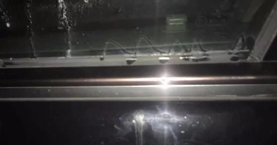 车窗被人涂胶水,车窗被人涂了胶水