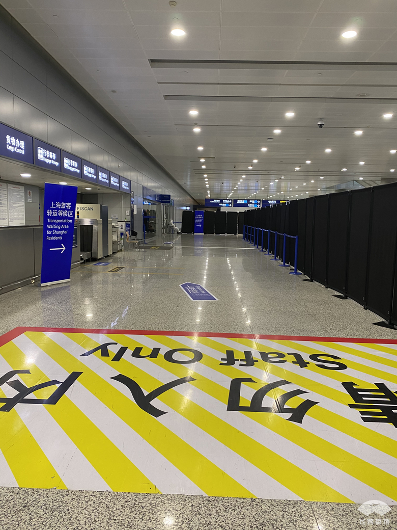 这种专业让人折服!在毫无服务的情况下,空姐仍能准确地姓氏称呼