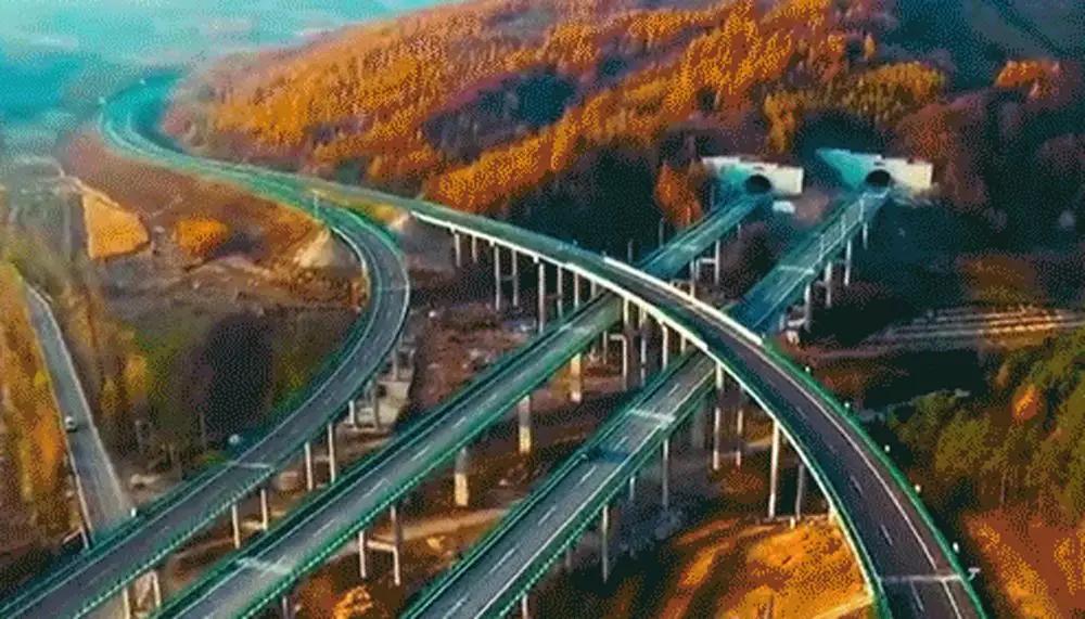 9个小时建一座火车站:吓懵老外的“中国速度”,却把我看哭了