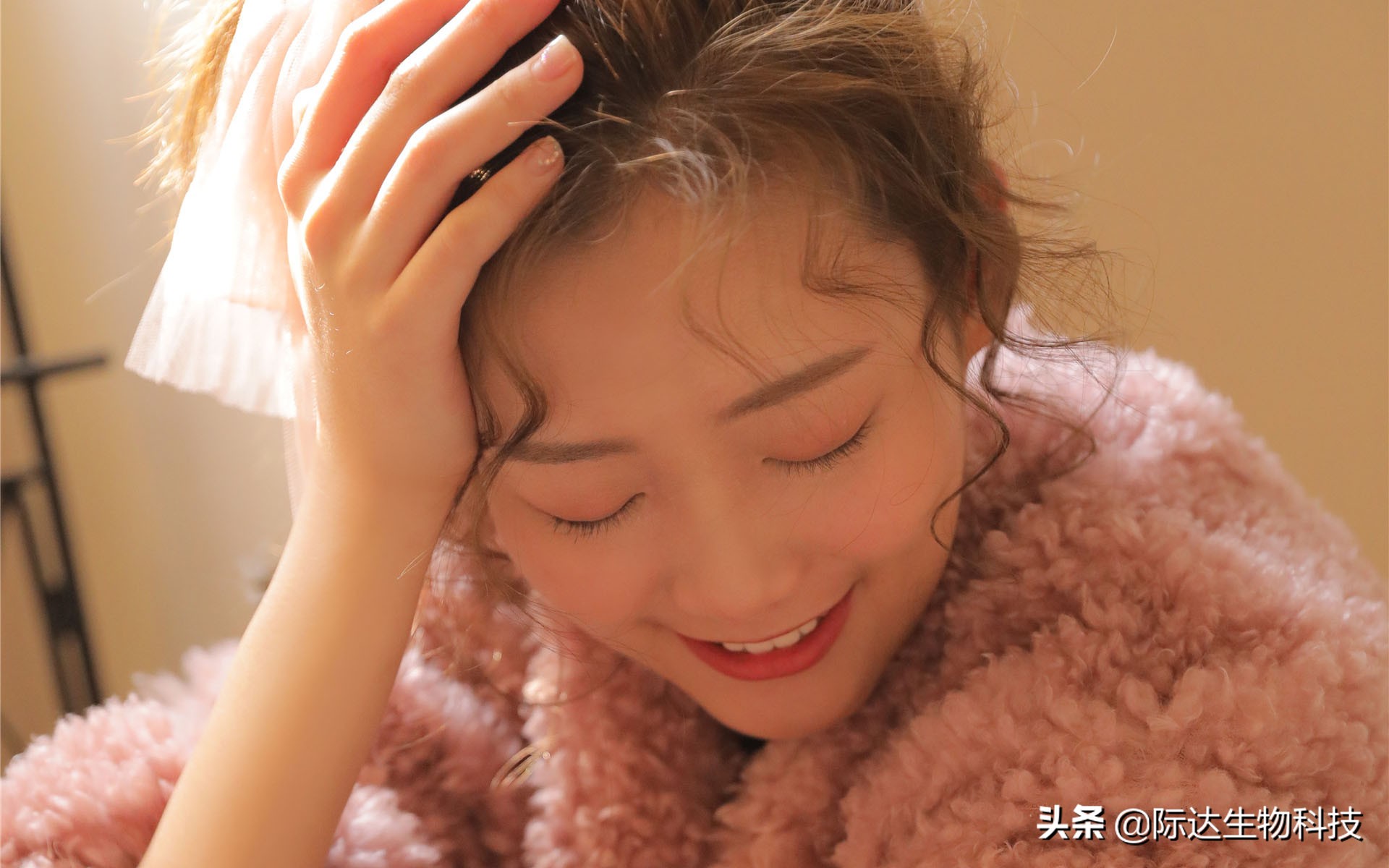 叮咚！你的眼部肌肤已欠费！再不护理，将影响正常使用…