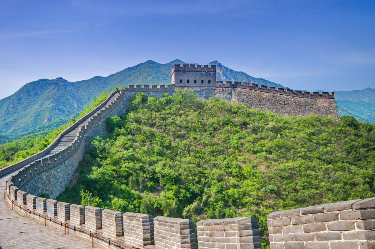 站在长城上的感受100字,站在长城上眺望