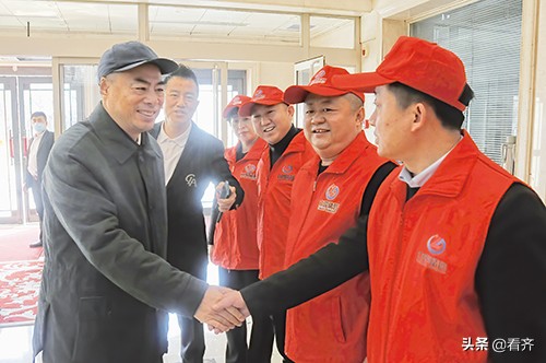 立国集团董事局主席一行来齐齐哈尔慰问在乡老*员复**军人