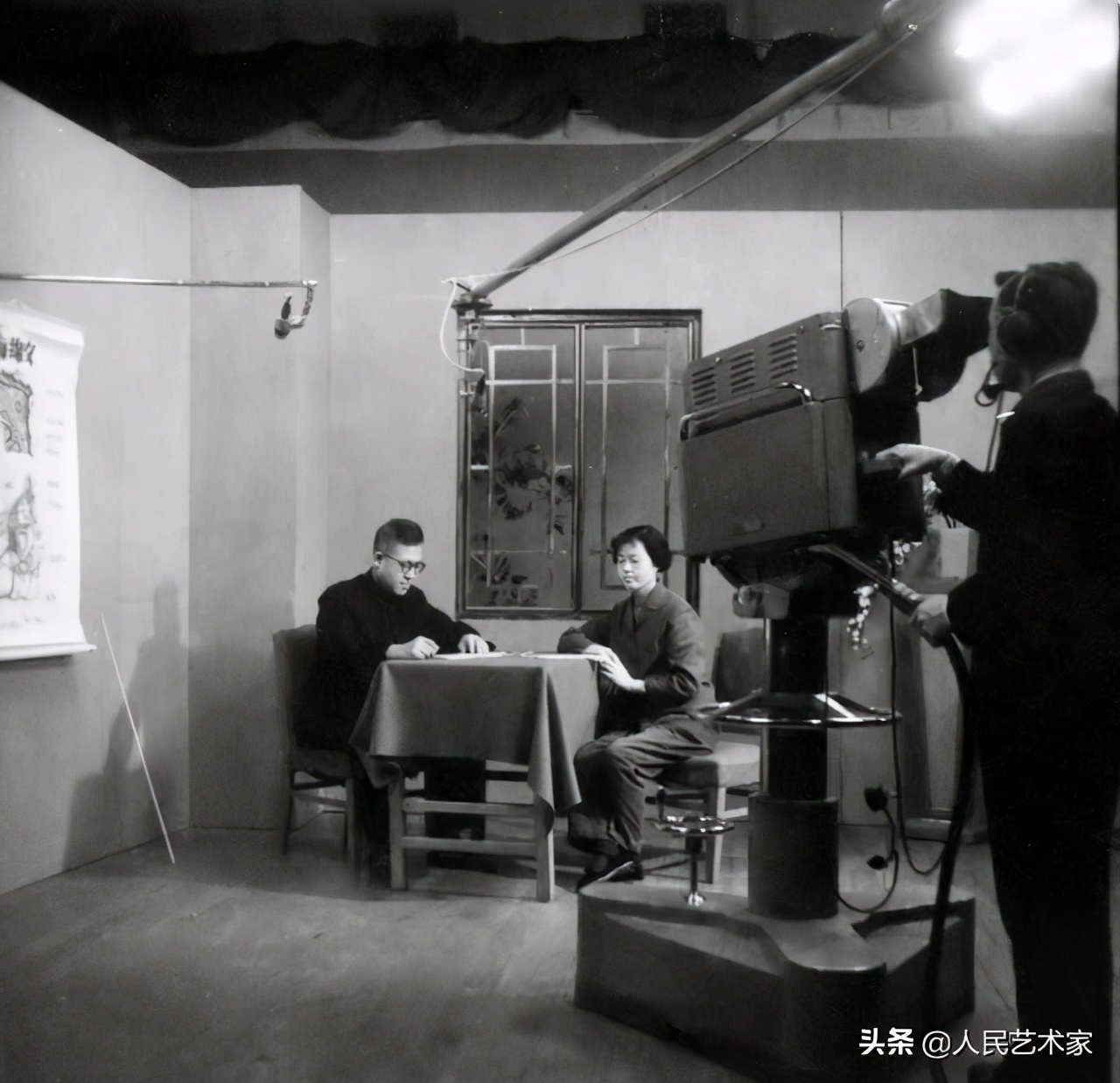 她是中国第一位电视播音员，师从开国大典播音员，发掘赵忠祥，指导敬一丹，是白岩松心中让央视变柔软的存在