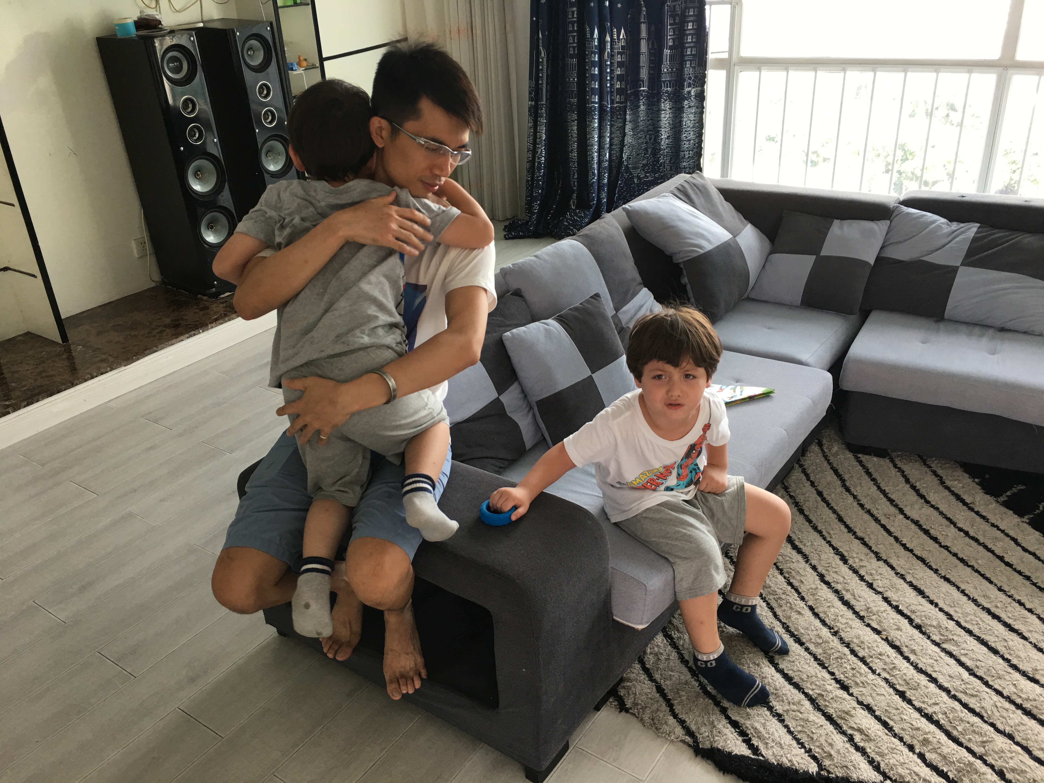 中国最特殊家庭:德国模特捐卵,俄罗斯做试管,泰国母亲代孕,两位父亲,三个儿子,耗资百万