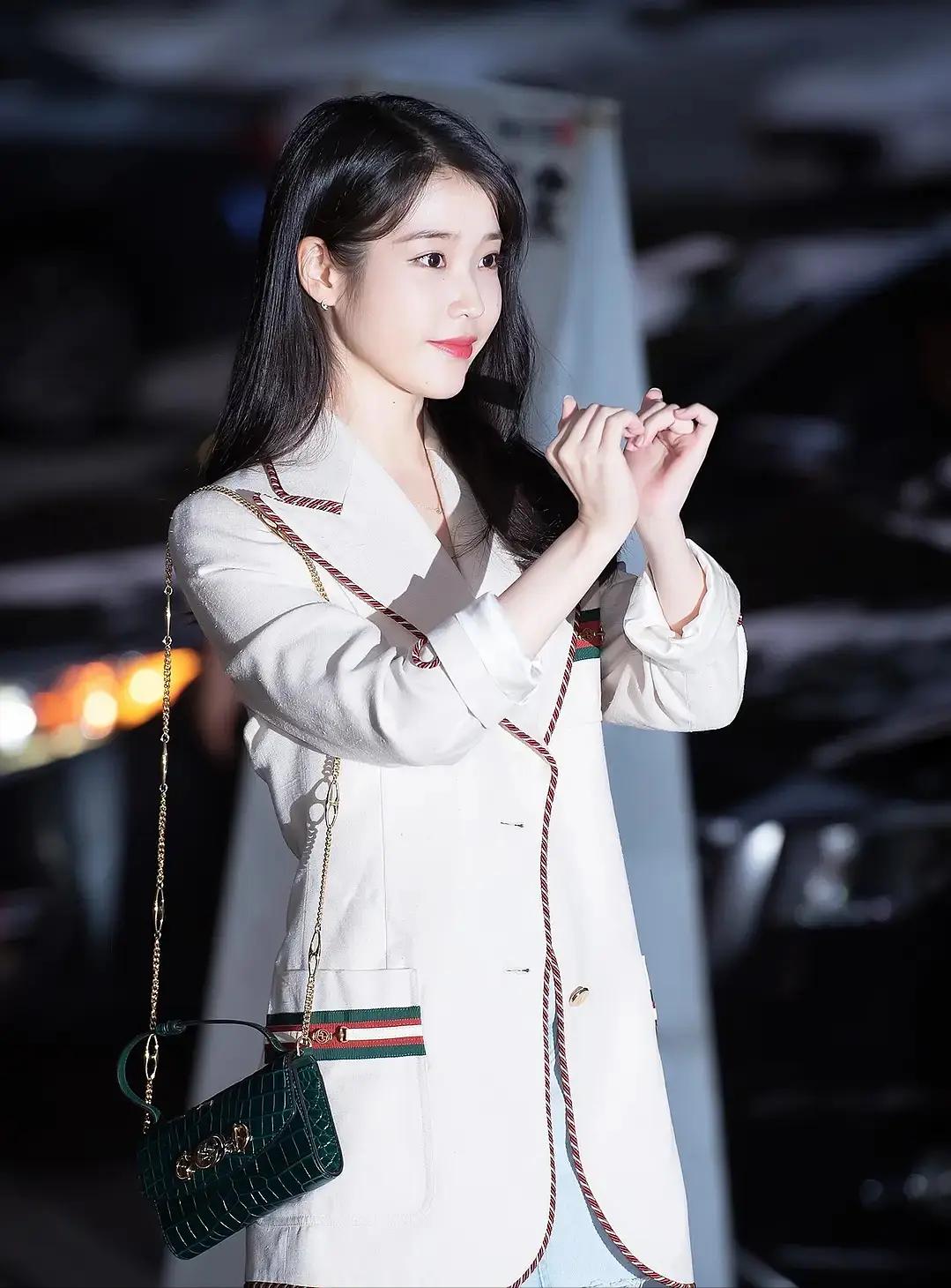 IU新照曝光:牙龈变紫,嘴包不住牙,唇部丰满到越来越像金泫雅