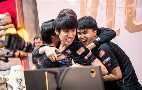 fpx众人送金贡礼物,管泽元余霜rngfpx