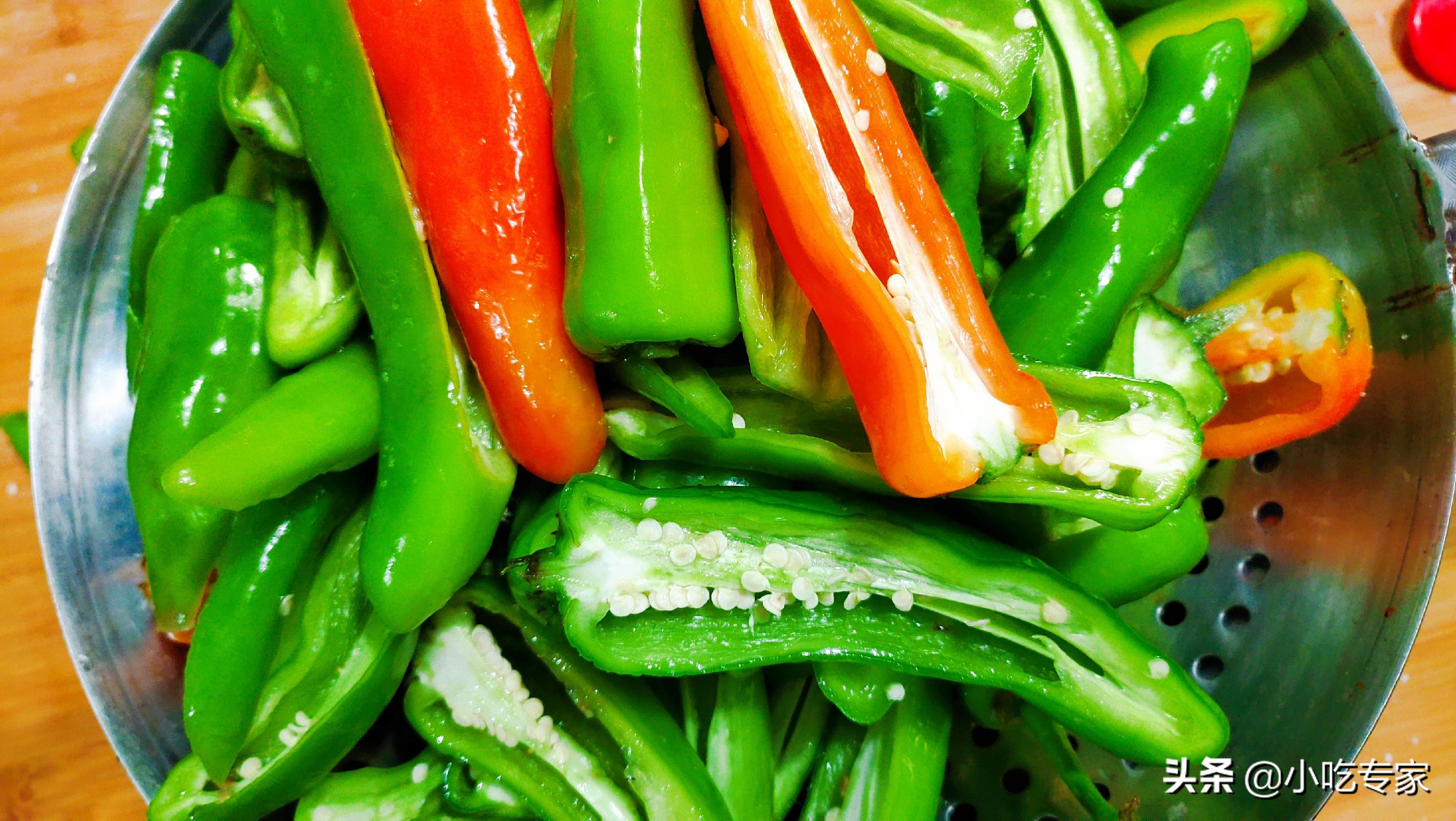 这才是辣椒的真正腌制方法,河南传统腌制韭菜芹菜辣椒怎么腌