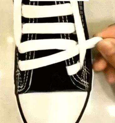 他们将鞋带系成“单身”！眼睛：我会了，手：不，你不会