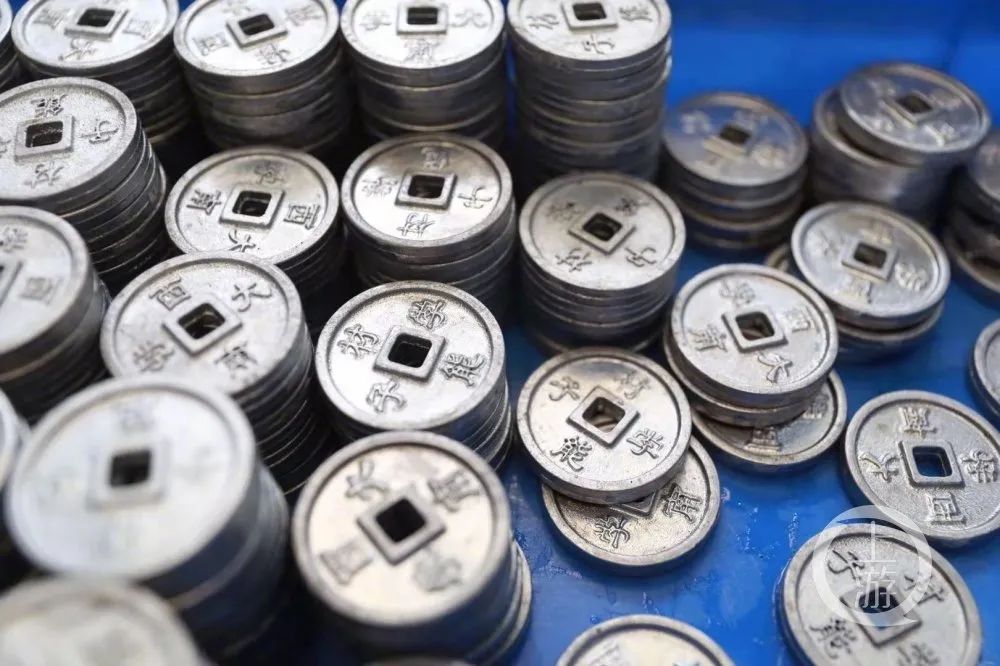 这些高校送的毕业礼物火了，送瓜的，送芯片的，还有送男朋友的