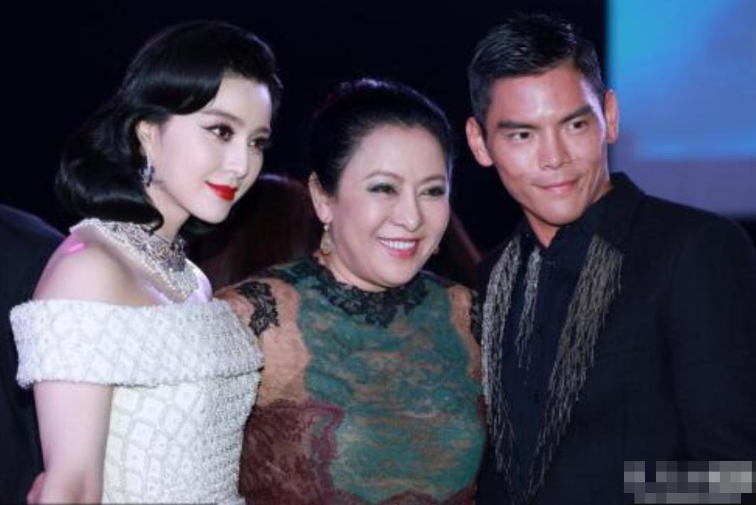 向太惊艳写真照片,61岁向太晒近照