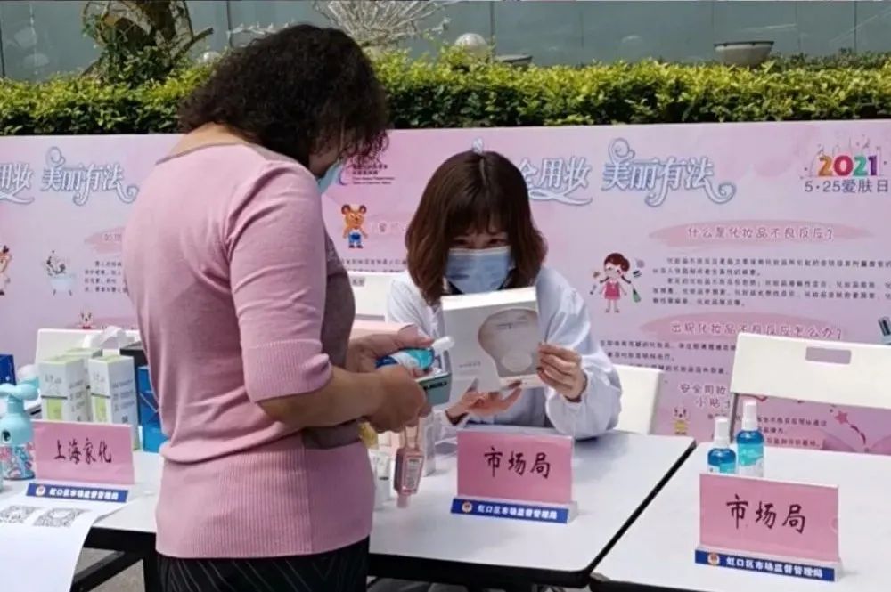 化妆品到底该怎么用？他们来教你→