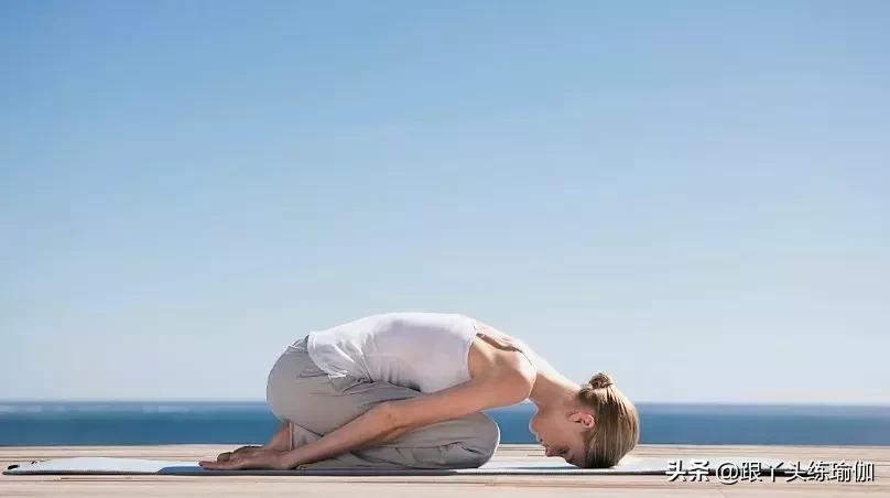 练瑜伽冻龄真实视频,6个经典瑜伽动作瘦全身