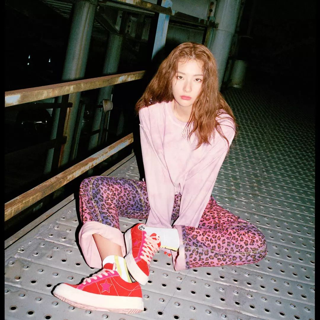 欧阳娜娜穿匡威经典款,匡威高帮帆布鞋欧阳娜娜