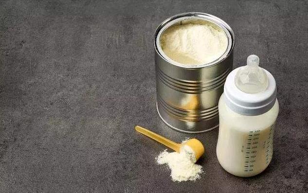 闺蜜给宝宝冲奶粉,冲奶粉满满一勺