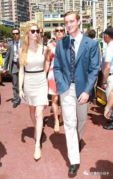 摩纳哥王妃终于精心打扮,摩纳哥最美王妃穿衣搭配