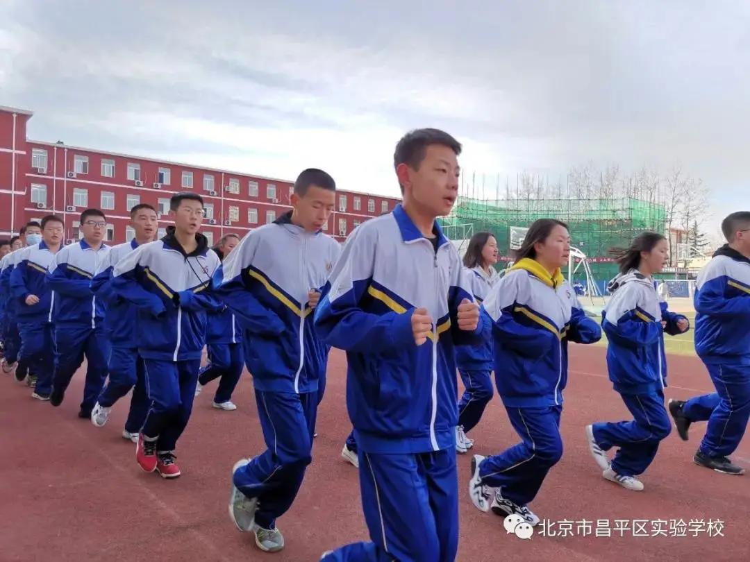 寒冷的冬夜挡不住奔跑脚步,寒冷挡不住小朋友的运动热情