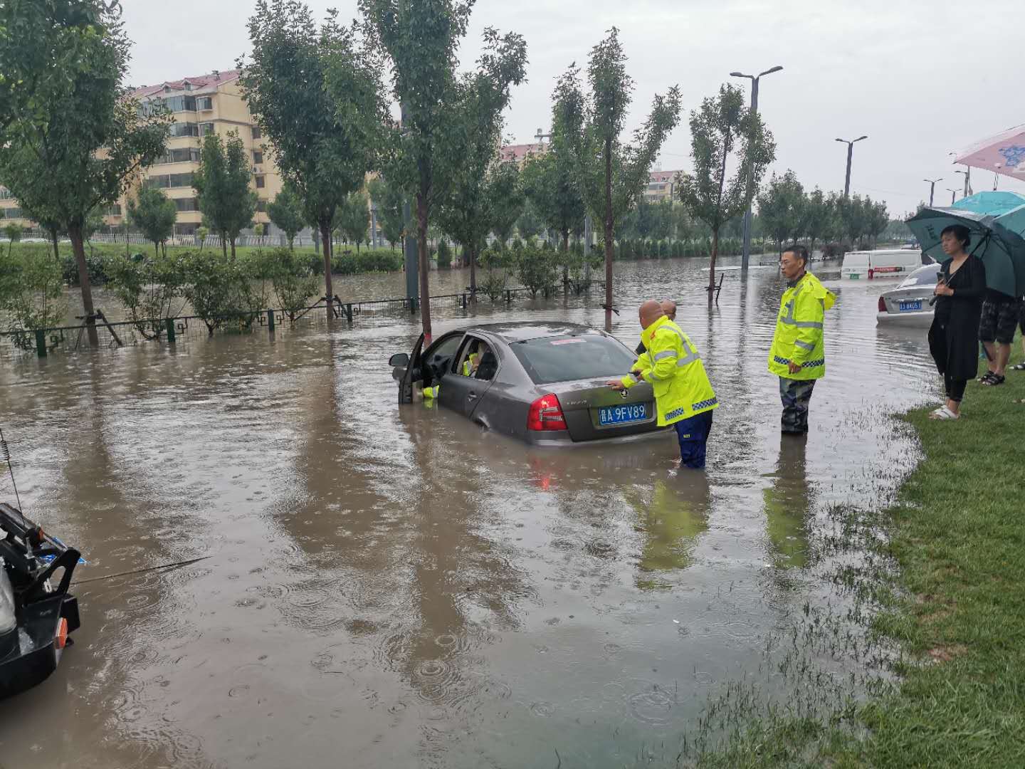 暴雨中的救援队,暴雨中的救援简笔画