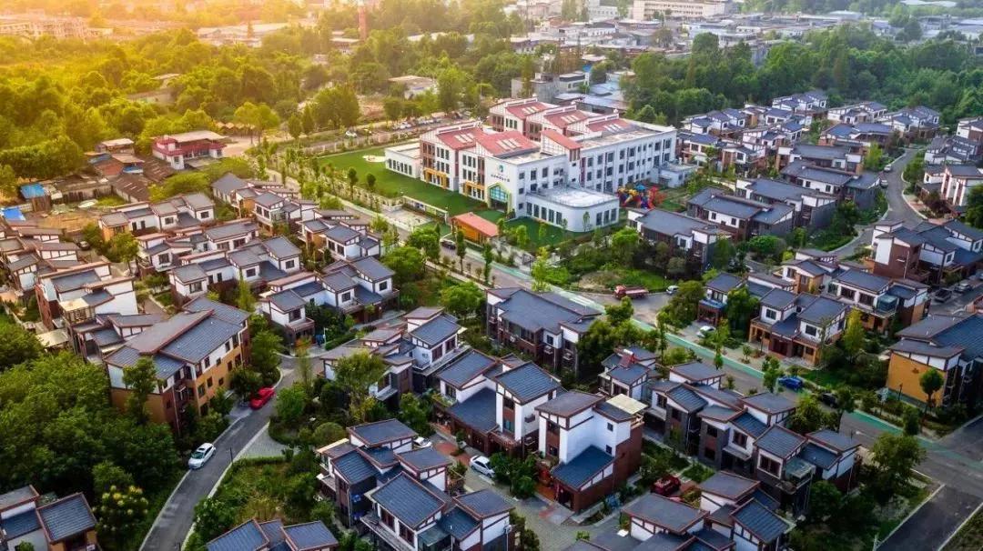 现在新建的小别墅,即将全面完工的别墅