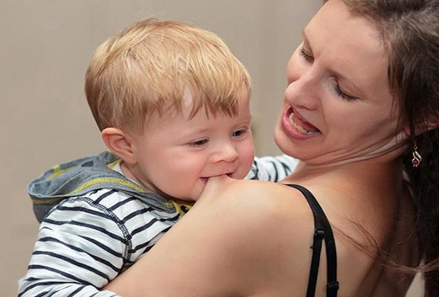 小孩喜欢咬人打人掐人怎么办,孩子喜欢打人咬人