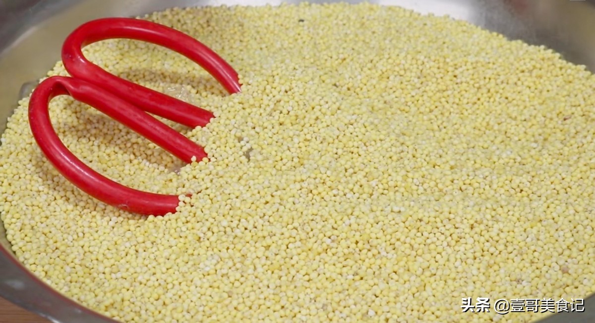 今天才知道，把剪刀插进小米里，原来作用这么大，经济简单又实用