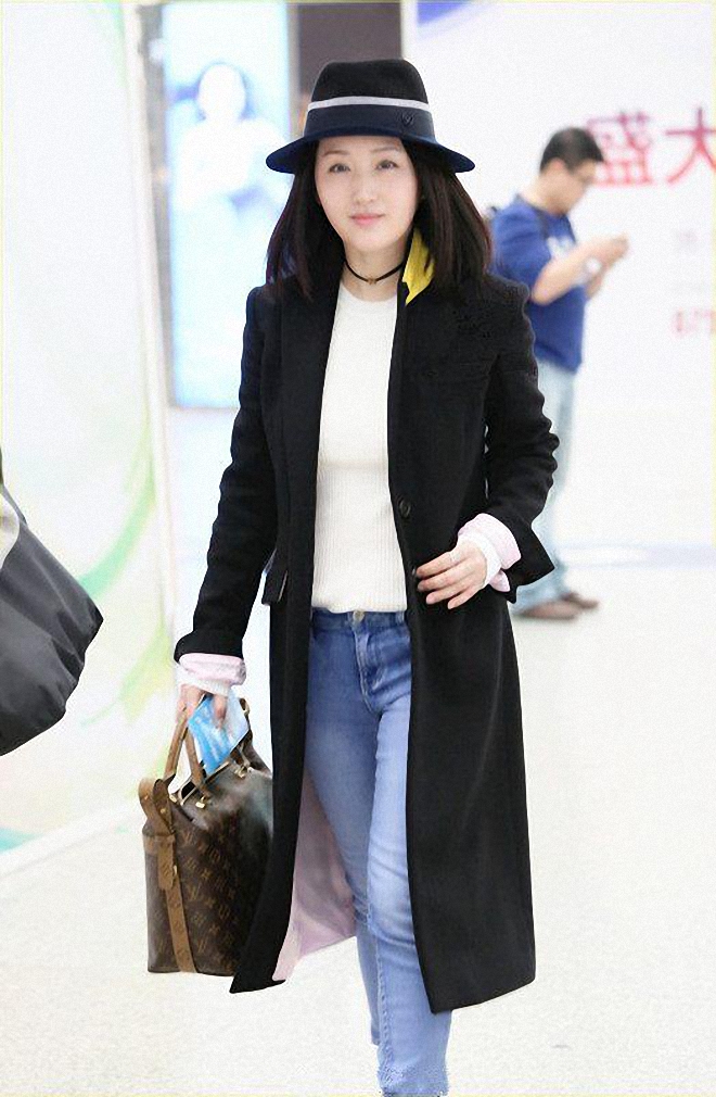 48岁杨钰莹长发披肩穿搭,杨钰莹穿长裙