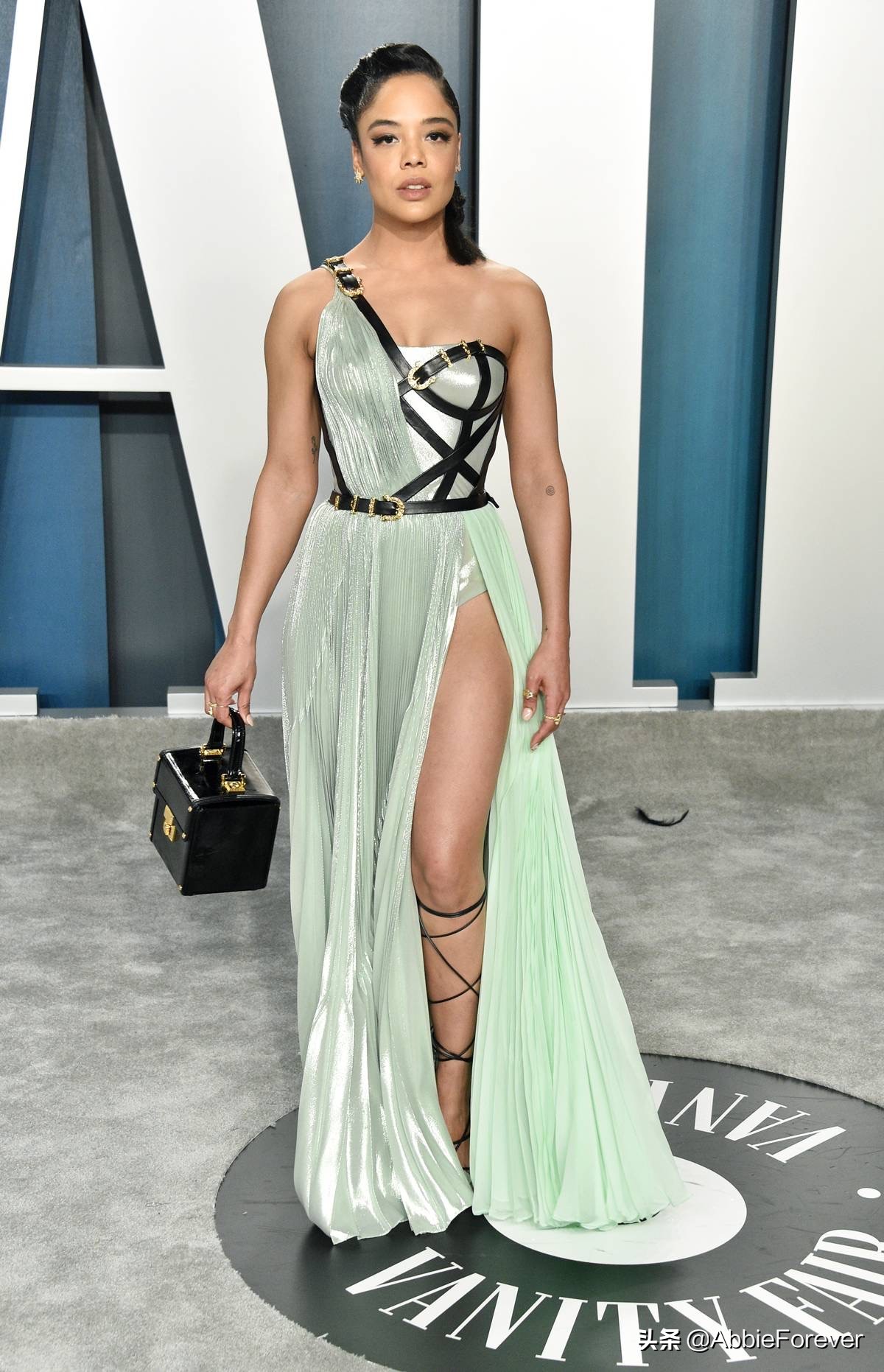 查理兹塞隆名利场,查理兹塞隆洛杉矶红毯着装红与黑