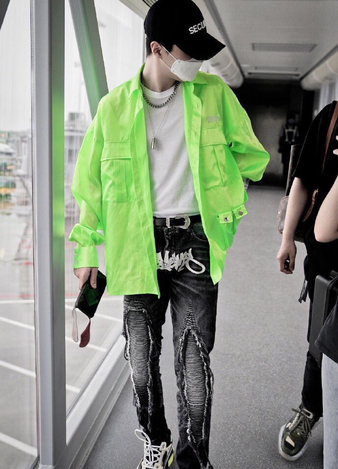 范丞丞同款毛衣外套蓝色格子 (范丞丞穿搭风格)