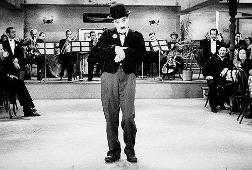 他5岁登台表演，12岁丧父13岁流浪街头，1个跌跤迎来喜剧人生