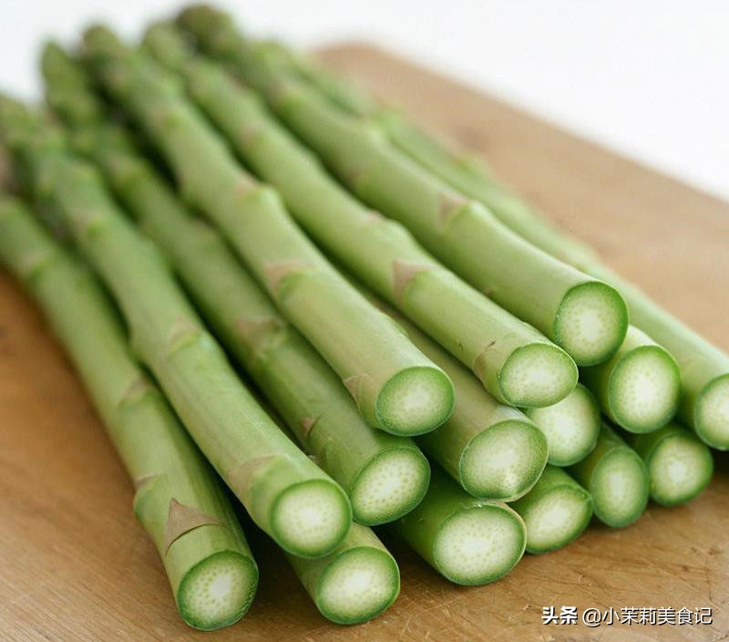买芦笋是大的好还是小的好,买芦笋时选白色的还是绿色的