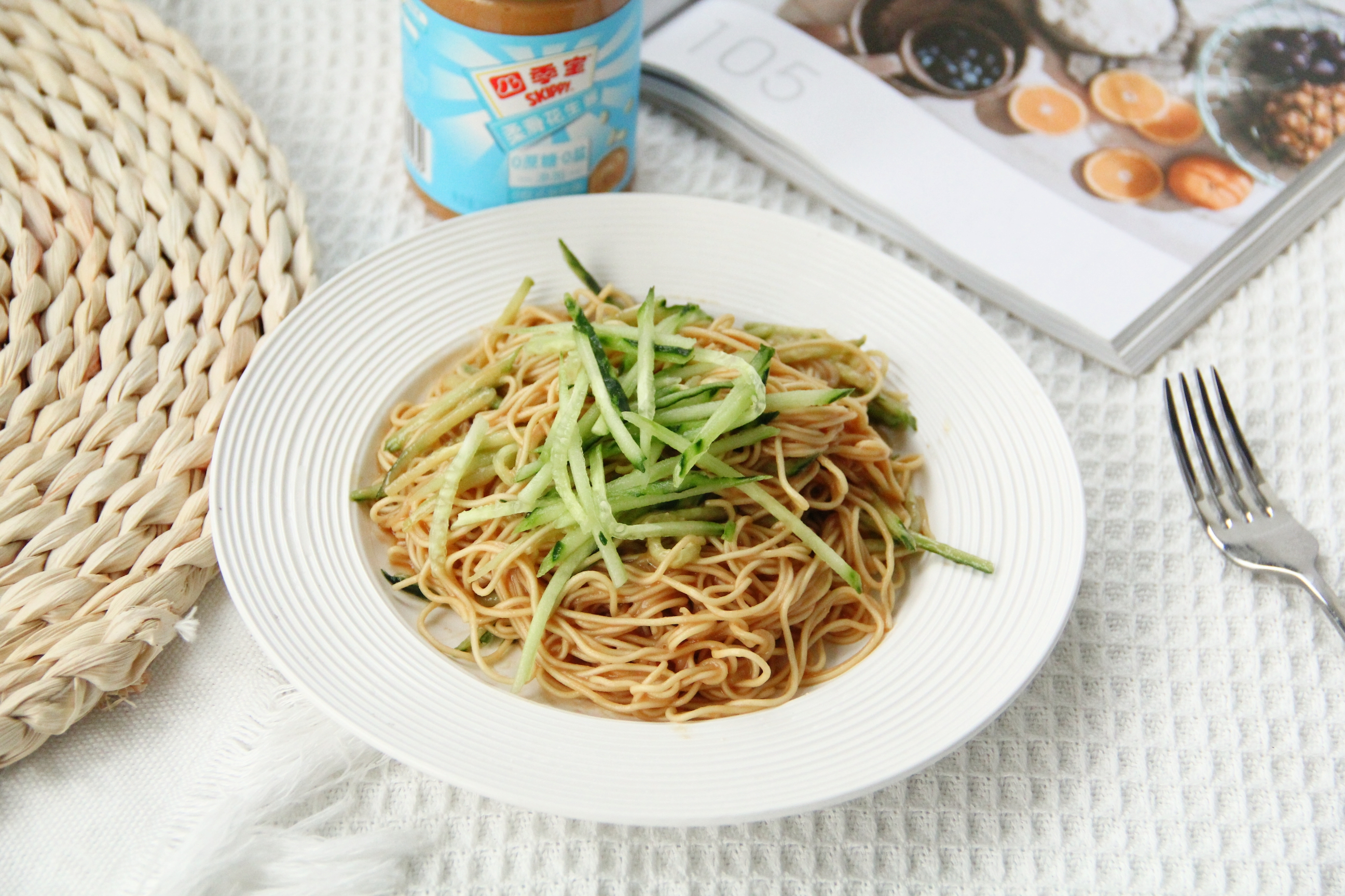 天热不爱吃饭吃什么好,夏季必吃这碗芝麻酱凉拌面