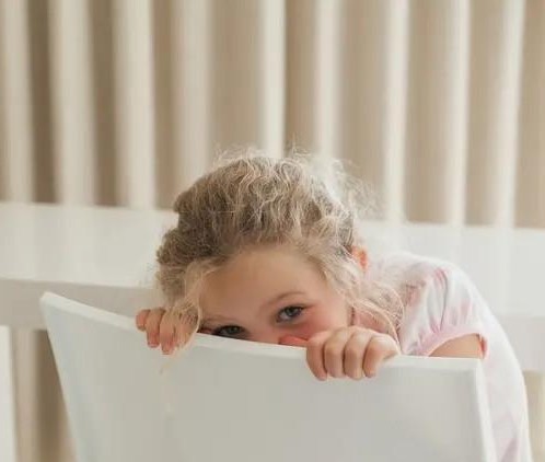 孩子胆小害怕是教育过早造成的吗,孩子总是特别害怕犯错