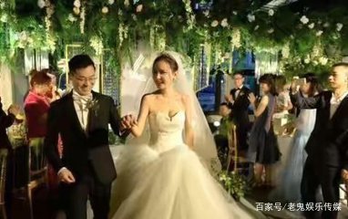 白手起家，他靠一本小说啃老本，版税过亿，迎娶女网红