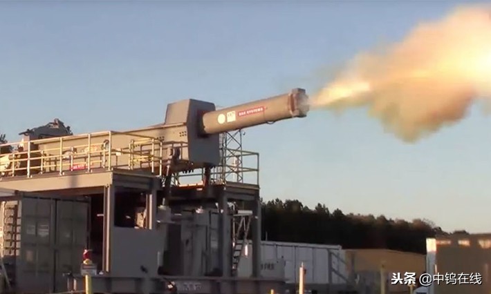 现代战舰哪个战斗机能搭载电磁炮,我军哪艘舰艇有电磁轨道炮