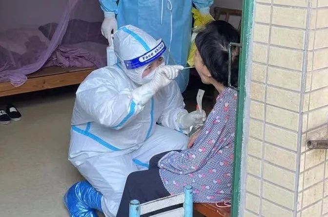 抗疫战场党旗飘扬,抗疫党旗在风雪中飘扬