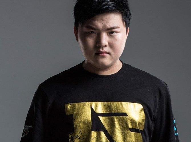 卢本伟说uzi给了他机会原版视频,uzi直播卢本伟全体起立