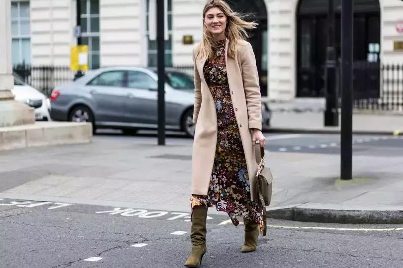 裙摆大衣怎么穿好看,大衣里面的裙子怎么穿