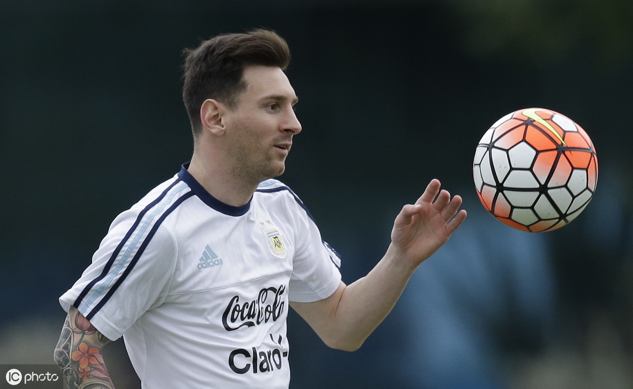 梅西低头看球过人,梅西望姆兴叹